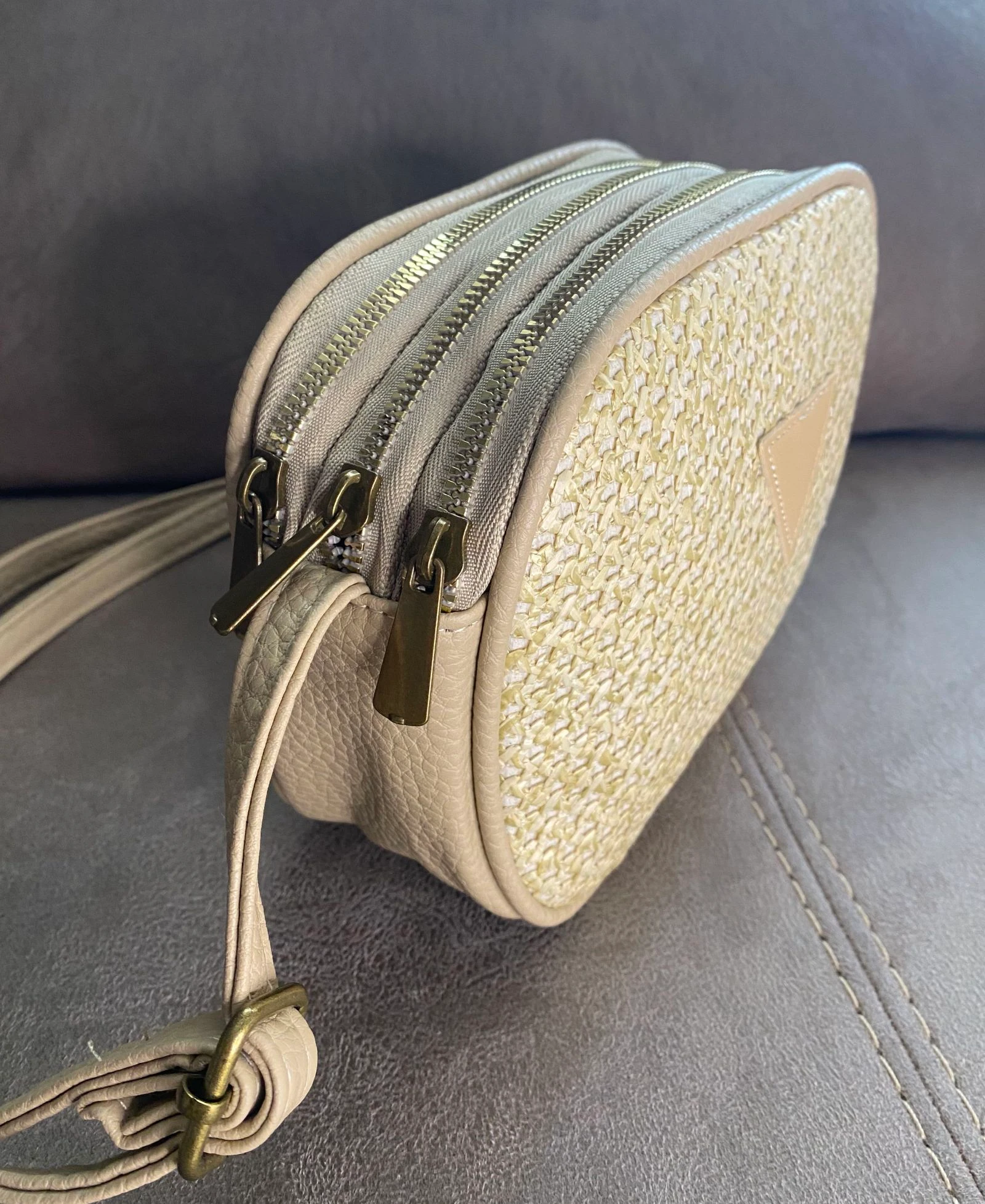 Kleine schoudertas van raffia en kunstleer beige – photo 4